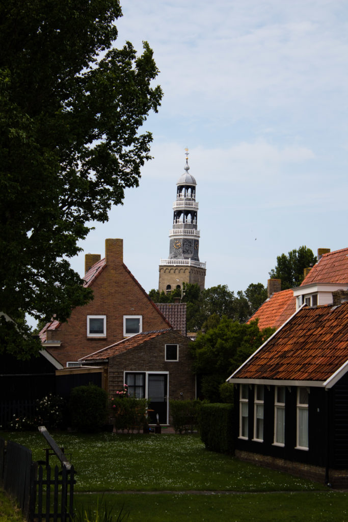 Häuser in Hindeloopen mit Kirchturm