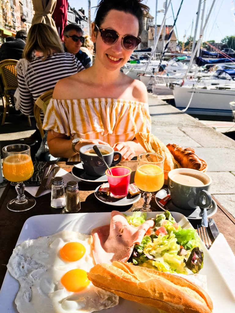 Frühstück am Hafen von Honfleur